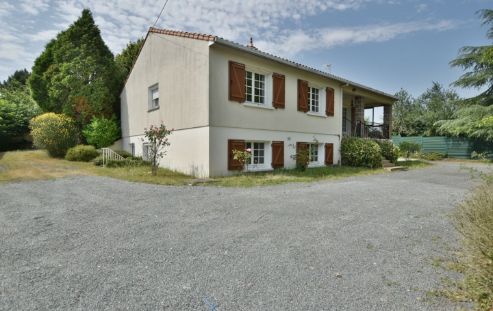 Maison CHOLET 176 m2 283 500 € Maison CHOLET 176 m2 283 500 €